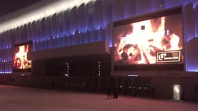 La neige tombe sur l'U Arena à Nanterre  - Témoins BFMTV