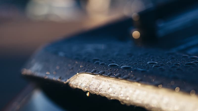 Des gouttes d'eau sur un véhicule (Photo d'illustration).