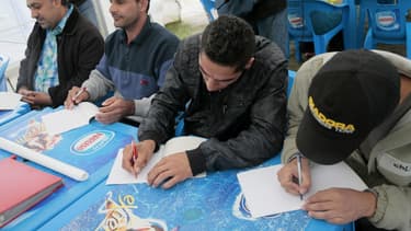 Des réfugiés qui apprennent le Français avec des volontaires de l'association Catholic Relief Services.