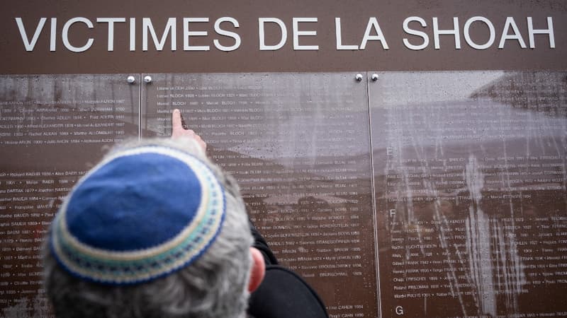 Un homme devant le mur des noms des victimes de la Shoah du Bas-Rhin lors de l'inauguration des Jardins du souvenir à Strasbourg, le 27 janvier 2025, à l'occasion du 80e anniversaire de la libération du camp d'extermination d'Auschwitz (Pologne).