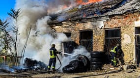 Des pompiers éteignent un incendie dans un entrepôt après un bombardement à Kherson, en Ukraine, le 19 septembre 2023. 