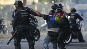 Heurts entre partisans de Juan Guaido et forces de l'ordre à Caracas, le 1er mai 2019