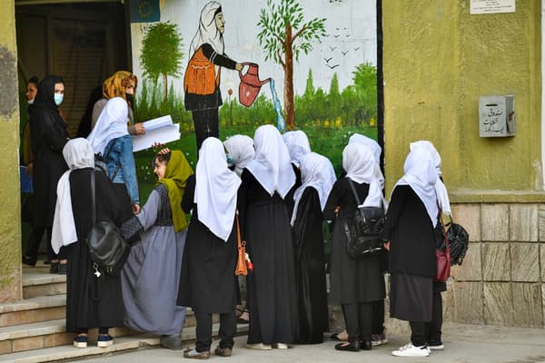 Des jeunes filles arrivent à l'école, à Kaboul, le 23 mars 2022.