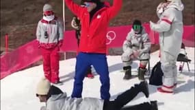 JO 2018 : Deux athlètes en compétition inventent le snowboard humain à PyeongChang