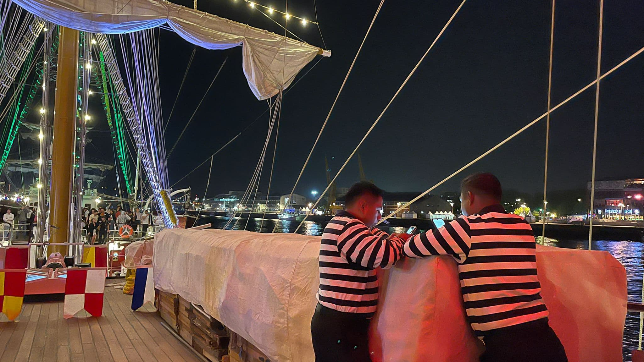 Les visiteurs ont pu monter sur le Cuauhtémoc dès jeudi soir. Les visiteurs ont pu monter sur le Cuauhtémoc dès jeudi soir.