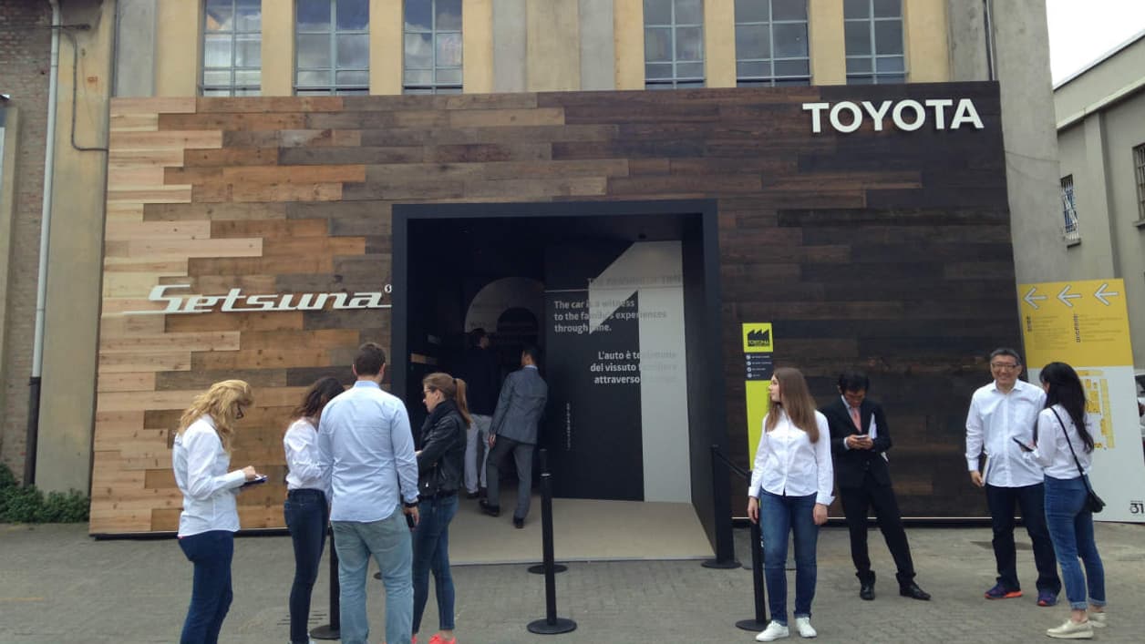 Pour sa première participation, Toyota a travaillé sur le concept de durabilité, avec le bois pour matière principal. Ou comment envisager une voiture qui dure sur une vie complète et se transmet entre générations. Pour sa première participation, Toyota a travaillé sur le concept de durabilité, avec le bois pour matière principal. Ou comment envisager une voiture qui dure sur une vie complète et se transmet entre générations.