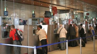 Guichets de la SNCF à la gare du Nord, à Paris. Le prix du billet de train pourrait s'envoler en France si la nouvelle loi sur l'électricité est adoptée, selon le directeur des achats de la SNCF, premier consommateur du pays pour ce type d'énergie. /Photo
