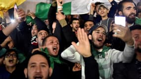 Algériens célébrant la démission d'Abdelaziz Bouteflika mardi 2 avril dans les rues de la capitale, Alger.