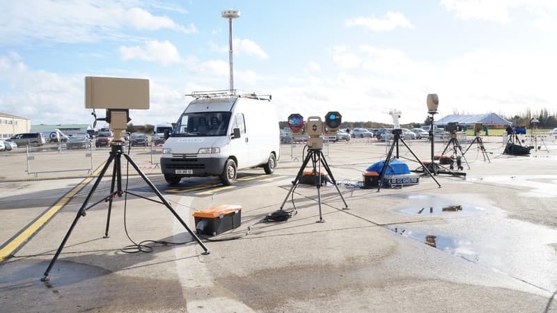 Des tourelles pour détecter et identifier des drones. Des tourelles pour détecter et identifier des drones.
