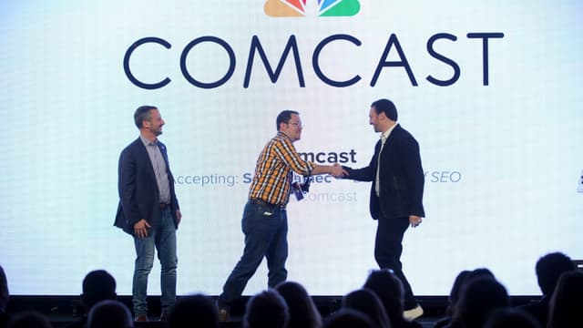 Comcast défie ouvertement Rupert Murdoch et 21st Century Fox. 