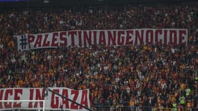"Génocide palestinien", une des banderoles déployées par les supporters de Galatasaray lors du match contre Liverpool (1-0, Ligue des champions), le 30 septembre 2025