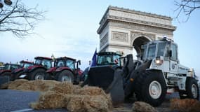 Des tracteurs devant l'Arc de Triomphe le 1er mars 2024