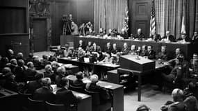 Le procès de Nuremberg s'est déroulé de 1945 à 1946 contre 24 des principaux responsables du IIIe Reich accusés de complot, crimes contre la paix, crimes de guerre et crimes contre l'humanité.