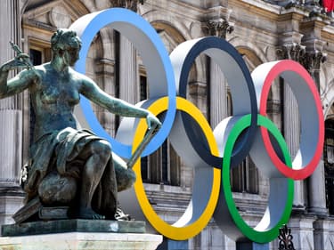 Les anneaux olympiques devant la mairie de Paris avant les JO 2024