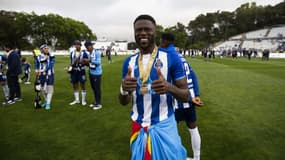 Chancel Mbemba fête le titre de Porto, en mai 2022
