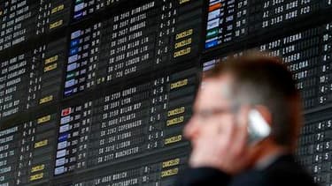 A l'aéroport Zaventem, près de Bruxelles, mardi. Selon l'Association internationale des transports aériens (Iata), la paralysie du trafic aérien causée par l'éruption du volcan islandais Eyjafjöll a coûté 1,7 milliard de dollars aux compagnies aériennes.