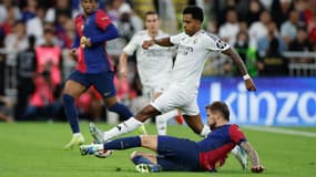 Rodrygo taclé par Inigo Martinez lors de la finale de la Supercoupe d'Espagne entre le Real et le Barça (2-5), le 12 janvier 2025