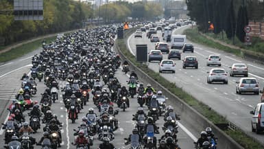 Des centaines de motards sur le périphérique de Toulouse pour manifester contre l'instauration du contrôle technique des deux-roues, le 26 novembre 2022.