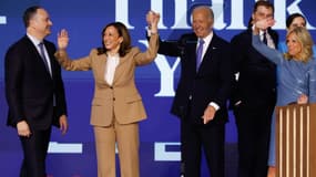 Le deuxième gentleman Doug Emhoff, la vice-présidente des États-Unis Kamala Harris, le président des États-Unis Joe Biden et la première dame Jill Biden sur scène à la fin de la première journée de la convention démocrate, le 19 août 2024. 