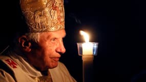 Le pape Benoît XVI, qui présidait à la veillée pascale samedi soir à la basilique Saint-Pierre de Rome, a estimé que le progrès technologique, sans conscience de Dieu et sans valeurs morales, constitue une menace pour le monde. /Photo prise le 7 avril 201