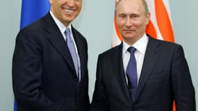Le président américain Joe Biden, alors qu'il était vice-président, en mars 2011 avec le président russe Vladimir Poutine à Moscou