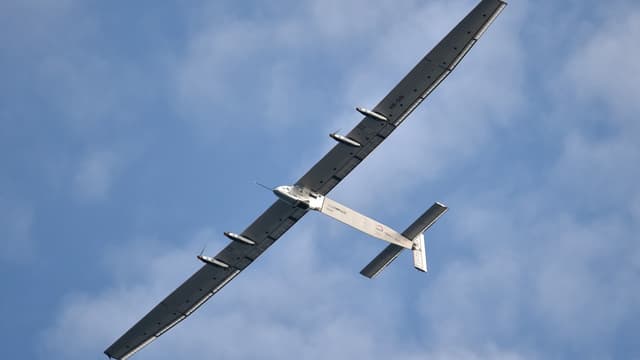 Solar Impulse 2 survole San Francisco le 23 avril 2016.
