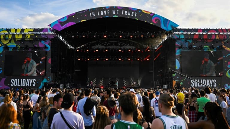 Des festivaliers à la 25e édition de Solidays à l'hippodrome de Longchamp à Paris, le 23 juin 2023