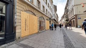 À la veille de la fête nationale, les forces de l'ordre sont allées voir les commerçants de la ville de Strasbourg pour leur donner des consignes pour le 14-Juillet. Ils leur ont par exemple conseillé de garder leurs commerces éclairés, et de limiter leurs déplacements aux heures tardives. 