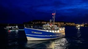 Un bateau de pêche français bloque l'entrée du port de Saint-Malo, le 26 novembre 2021