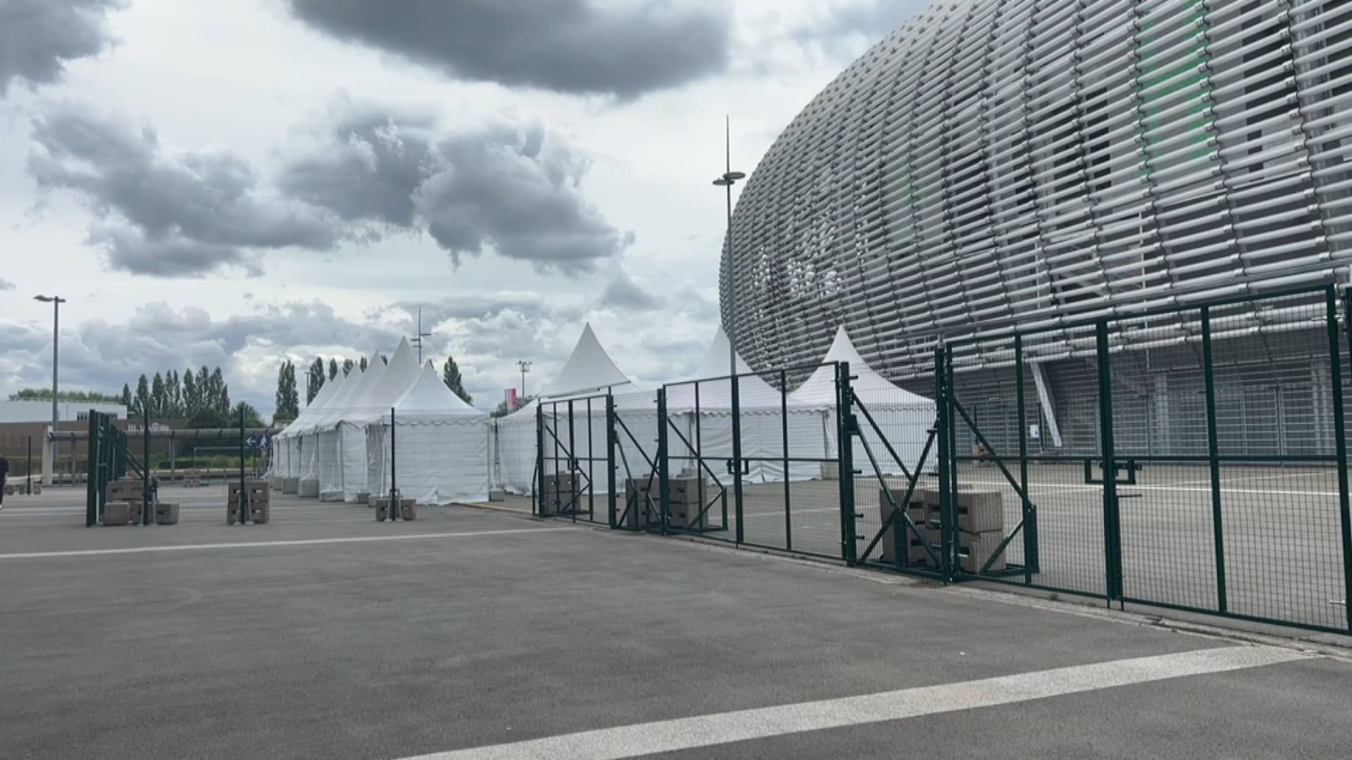 De nouvelles barrières installées autour du stade Pierre-Mauroy. De nouvelles barrières installées autour du stade Pierre-Mauroy.