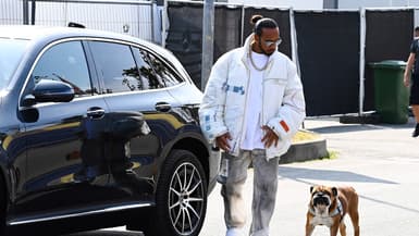 Lewis Hamilton et son chien Roscoe, en 2022.