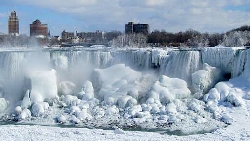 Cette image des chutes du Niagara prises dans les glaces date de 2011.