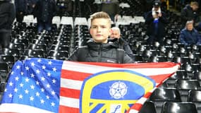 Un jeune supporter de Leeds dans les tribunes de Craven Cottage, en février dernier