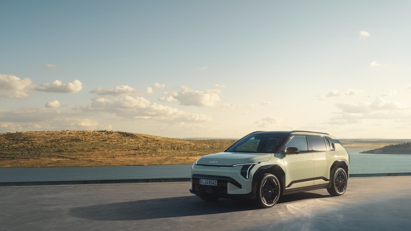 Le Kia EV3 se présente comme un SUV compact 100% électrique avec deux tailles de batterie au choix. Le Kia EV3 se présente comme un SUV compact 100% électrique avec deux tailles de batterie au choix.