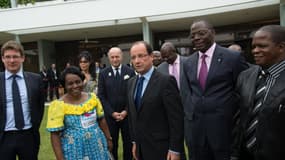 Hollande pose avec des représentants d'ONG congolaises.