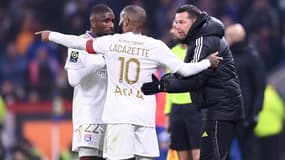 Pierre Sage discute avec Alexandre Lacazette et Clinton Mata en plein match de l'OL, 4 février 2024