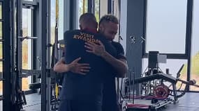 L'accolade entre Kylian Mbappé et Neymar.