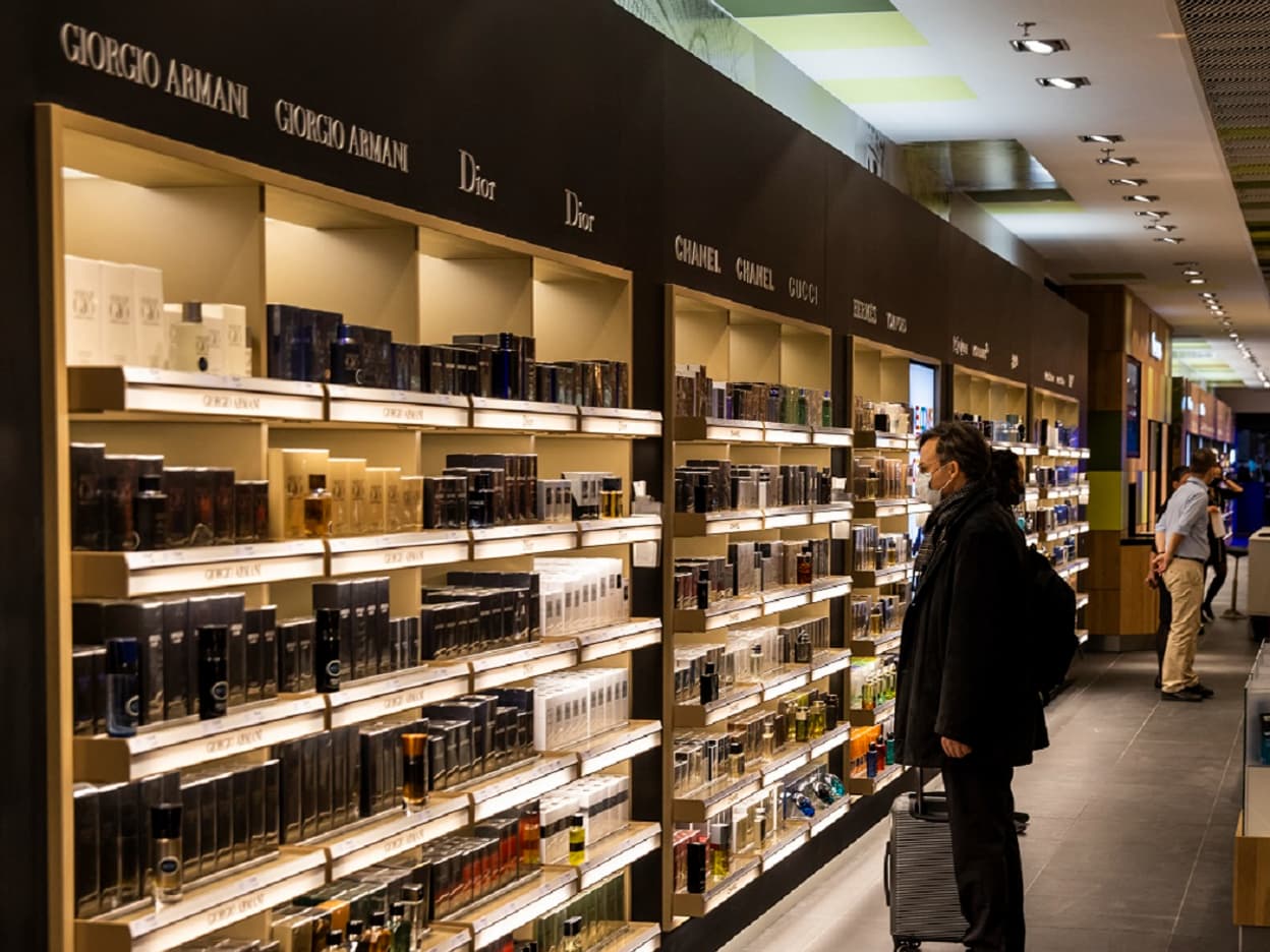 Parfum, chocolat, alcool... Est-ce que ça vaut le coup d'acheter en duty  free?