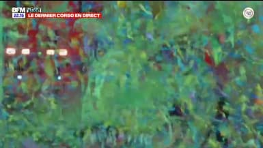 Corso: les danseurs envoient leurs confettis devant le char Jurassic Park