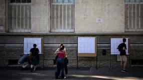 Une mère serre sa fille dans ses bras, après l'affichage des résultats du bac 2022 dans la cour du lycée Herriot à Lyon, le 5 juillet 2022 