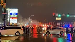 Un panache de fumée et des secouristes après le crash d'un petit avion dans un quartier du nord-est de Philadephia, Pennsylvanie, le 31 janvier 2025.