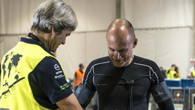 Le pilote suisse Bertrand Piccard (ici à droite) se relaie avec son compatriote André Borschberg pour les longs vols en solitaire à bord du Solar Impulse 2. (Photo d'illustration)