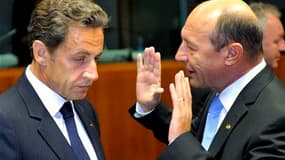 Nicolas Sarkozy en compagnie de son homologue roumain Traian Basescu, jeudi. La querelle entre Paris et Bruxelles sur la politique française à l'égard des Roms s'est invitée au sommet européen, où la présidence belge de l'UE a estimé que la Commission dev