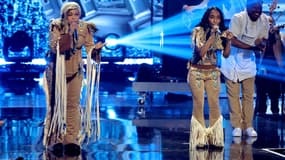 Tionne "T-Boz" Watkins et Rozonda "Chilli" Thomas sur la scène des iHeartRadio Music Awards à Los Angeles, le 1er avril 2024. 