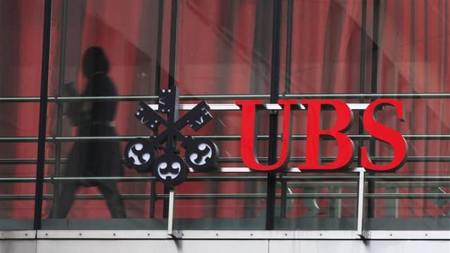 Un ancien directeur général de la filiale française d'UBS, Patrick de Fayet, a été mis en examen pour "complicité de démarchage illicite" dans l'enquête sur des soupçons de fraude fiscale de la banque suisse. /Photo prise le 13 novembre 2012/REUTERS/Micha