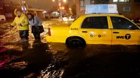 L'ouragan Sandy s'est abattu lundi sur la côte Est des Etats-Unis, paralysant et inondant en grande partie les rues de New York, ici à Brooklyn. /Photo prise le 29 octobre 2012/REUTERS/Gary He