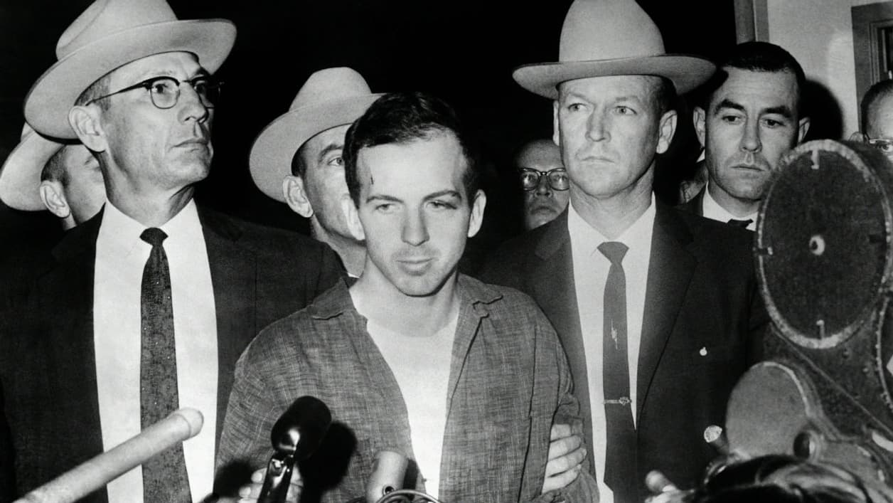Lee Harvey Oswald, le tueur présumé de John F. Kennedy, le 22 novembre 1963 après son arrestation à Dallas, deux jours avant son assassinat Lee Harvey Oswald, le tueur présumé de John F. Kennedy, le 22 novembre 1963 après son arrestation à Dallas, deux jours avant son assassinat