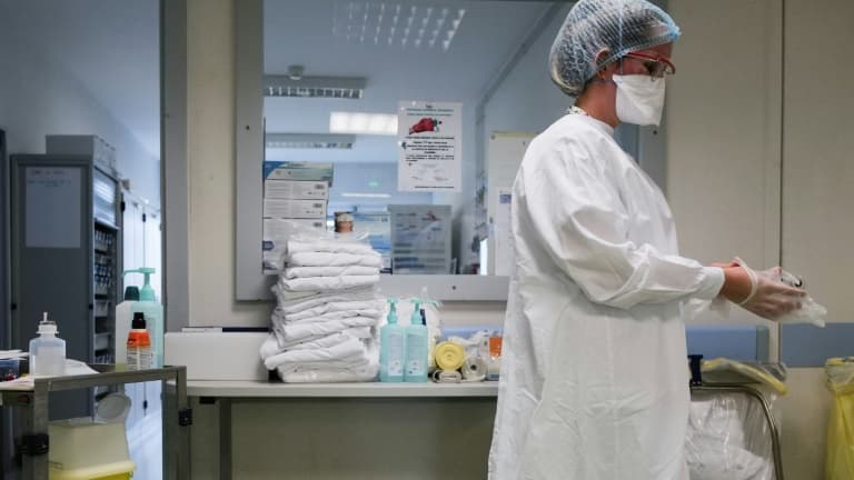 Une interne enfile des gants de protection dans le service de médecine interne de l'hôpital Emile Muller de Mulhouse, le 16 février 2021