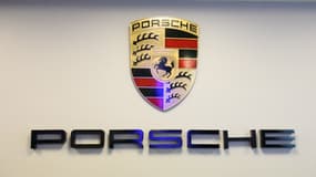 Le logo du constructeur de voitures de sport Porsche. 
