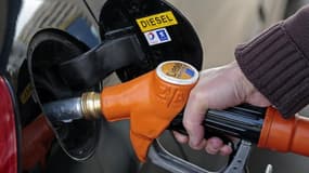 Les Français sont très largement opposés à l'augmentation des taxes sur le diesel (72%) et à la désindexation des pensions complémentaires de retraites sur l'inflation (75%), selon un sondage Ifop pour le Journal du dimanche (JDD). /Photo prise le 4 mars